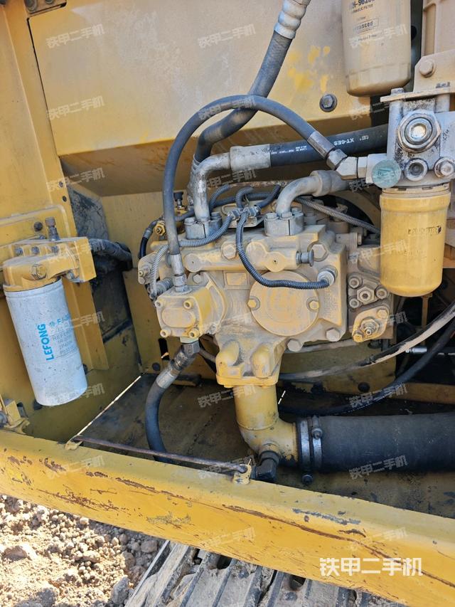 液壓泵艙室正面整體(整機外觀) 液壓泵艙室正面整體(整機外觀)