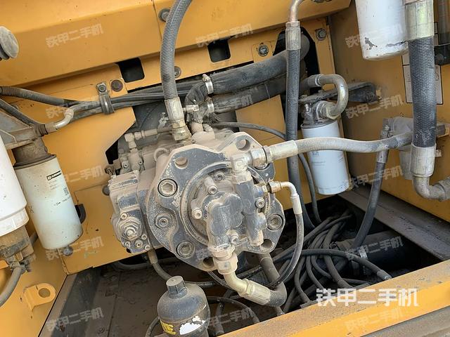 液壓泵艙室正面整體(整機外觀) 液壓泵艙室正面整體(整機外觀)