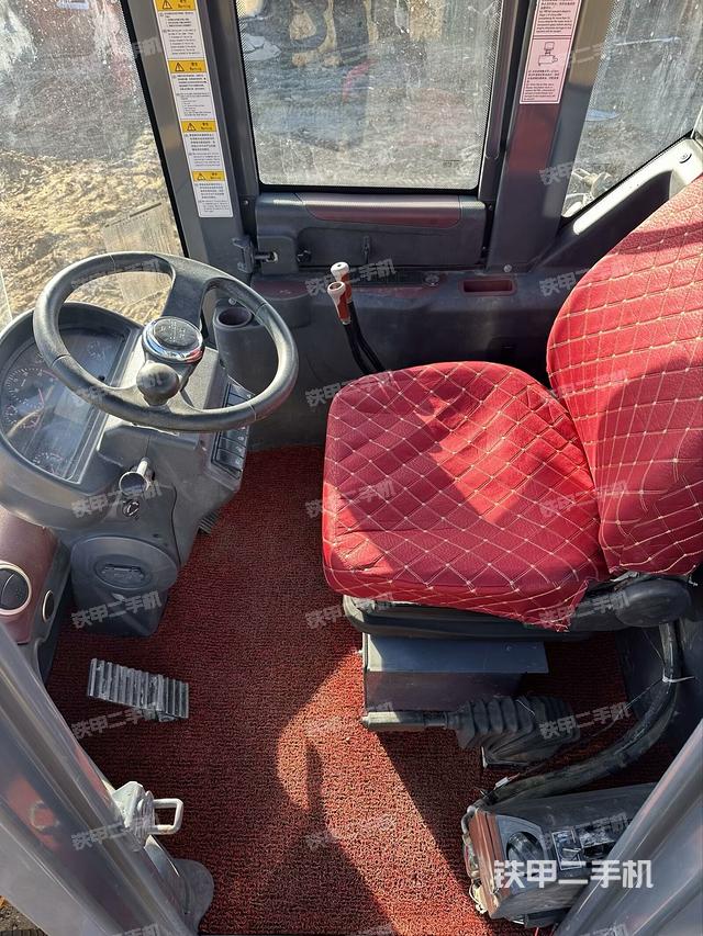 駕駛室操作臺(tái)（整機(jī)外觀及大件）