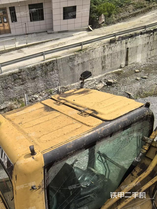 驾驶室顶部（整机外观）