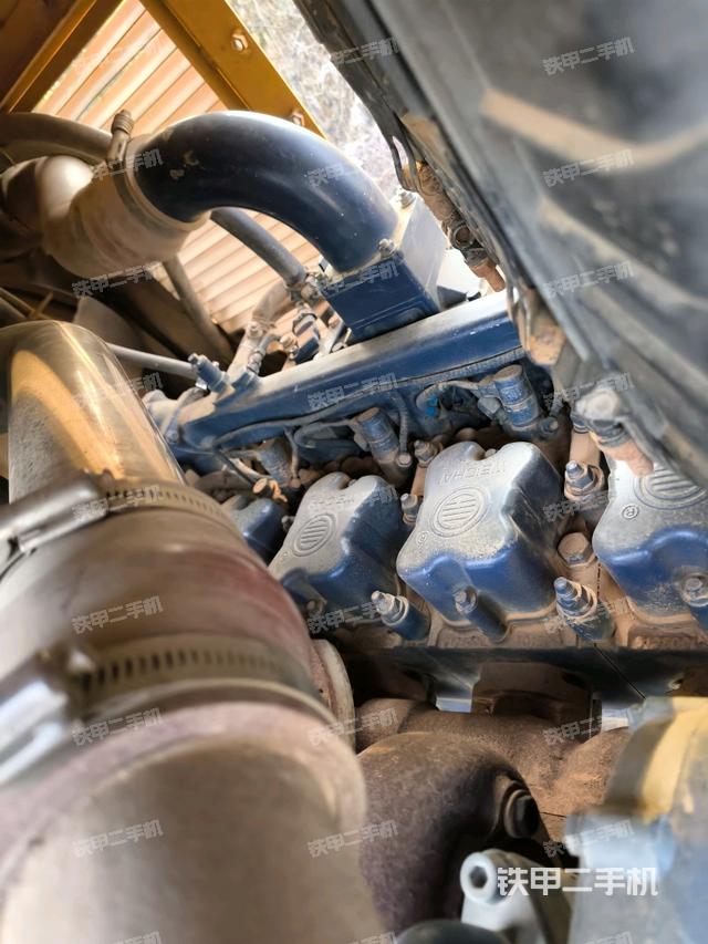 發(fā)動機左側全景（推土機發(fā)動機艙）