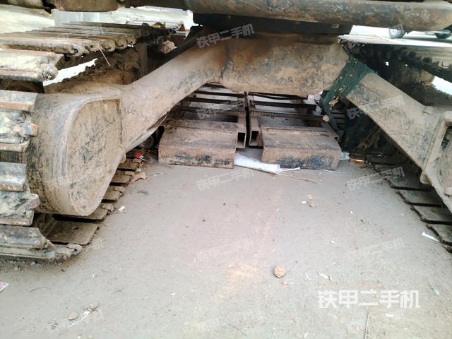 轉(zhuǎn)盤和下車架正前(工作和回轉(zhuǎn)裝置) 轉(zhuǎn)盤和下車架正前(工作和回轉(zhuǎn)裝置)
