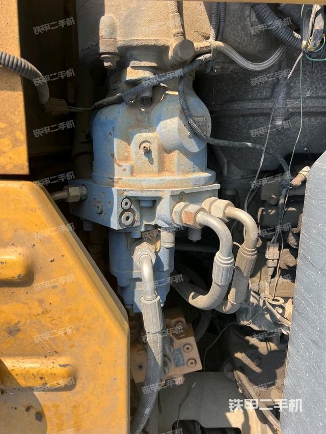 液壓泵艙室正面整體（整機外觀）