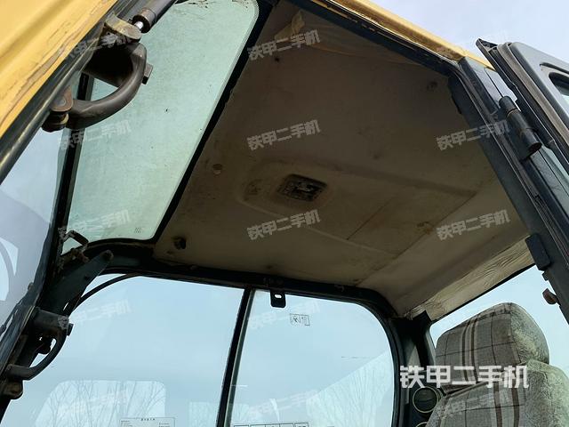 駕駛室頂部(整機(jī)外觀) 駕駛室頂部(整機(jī)外觀)