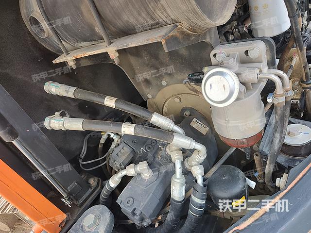 液压泵舱室正面整体（整机外观）