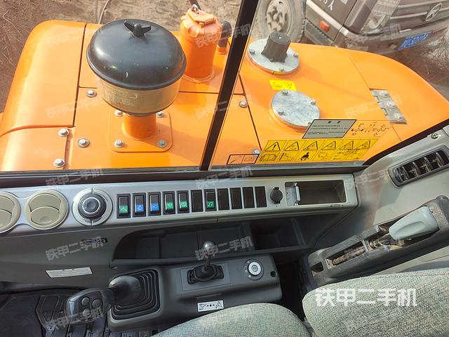 回转马达和主控阀（整机外观）