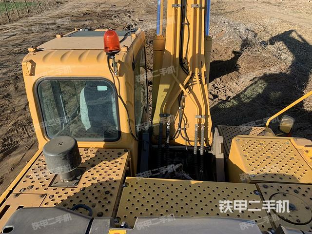 駕駛室頂部(整機外觀) 駕駛室頂部(整機外觀)