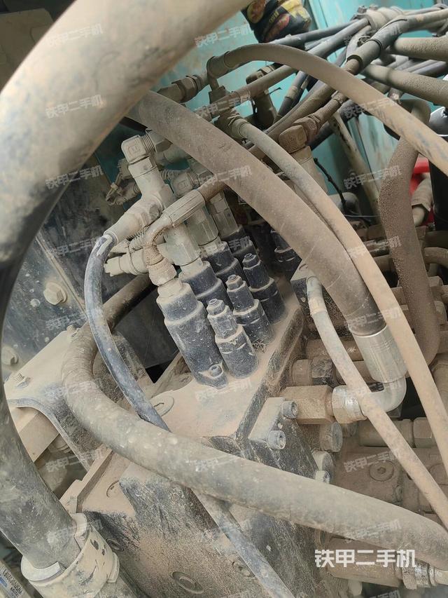 回转马达和主控阀（整机外观）