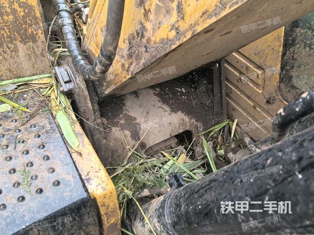 鏟斗右后整體(工作和回轉(zhuǎn)裝置) 鏟斗右后整體(工作和回轉(zhuǎn)裝置)