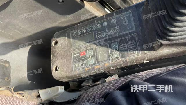 座椅左側(cè)控制臺/音響/含左手柄（駕駛室部分）