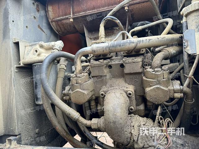 液压泵舱室正面整体（整机外观）