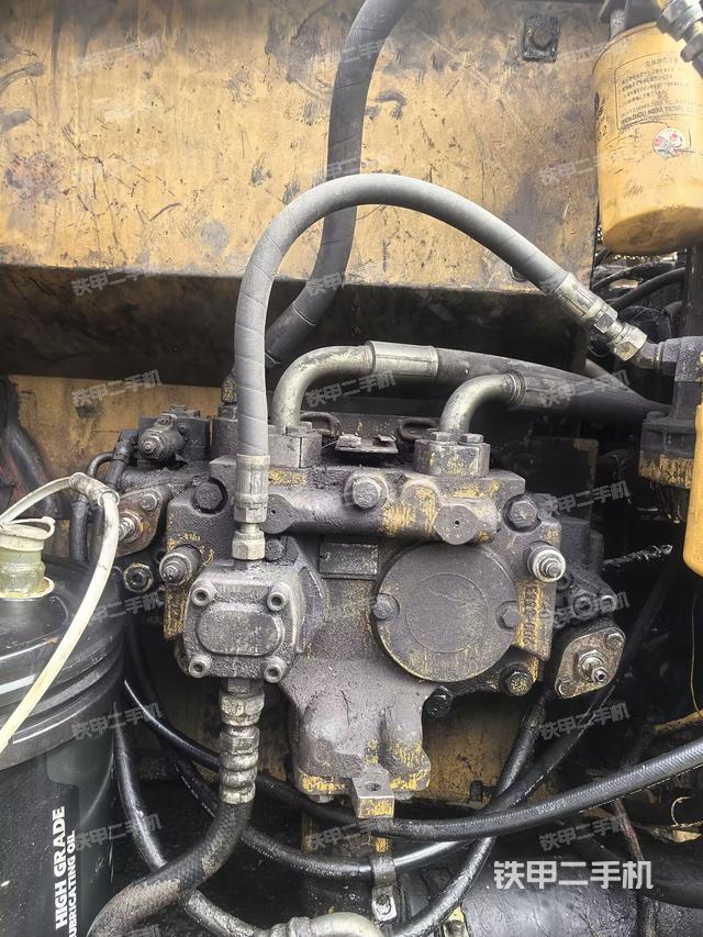 液压泵舱室正面整体（整机外观）