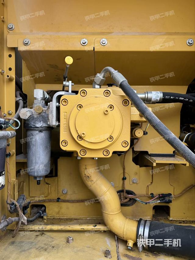 液壓泵艙室正面整體（整機外觀）