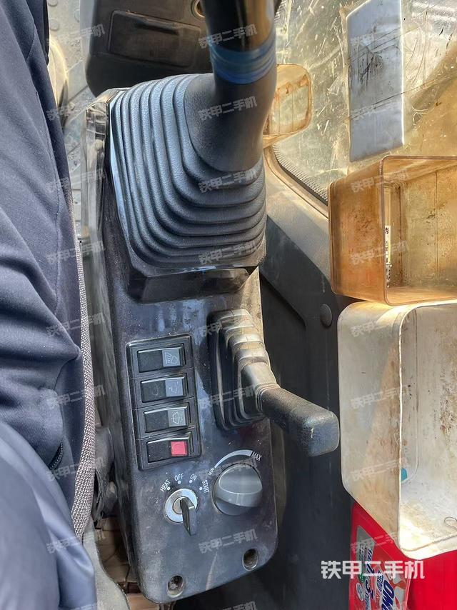 座椅右側(cè)控制臺/鑰匙門/油門/含右手柄（駕駛室部分）