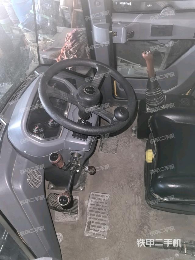 駕駛室內(nèi)部（駕駛室部分）