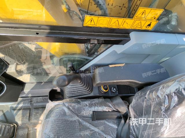 座椅右侧控制台/钥匙门/油门/含右手柄(驾驶室部分) 座椅右侧控制台/钥匙门/油门/含右手柄(驾驶室部分)