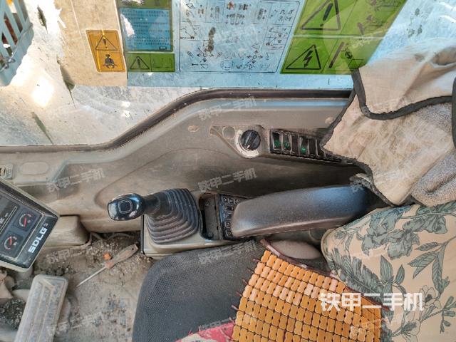 座椅右側(cè)控制臺/鑰匙門/油門/含右手柄（駕駛室部分）