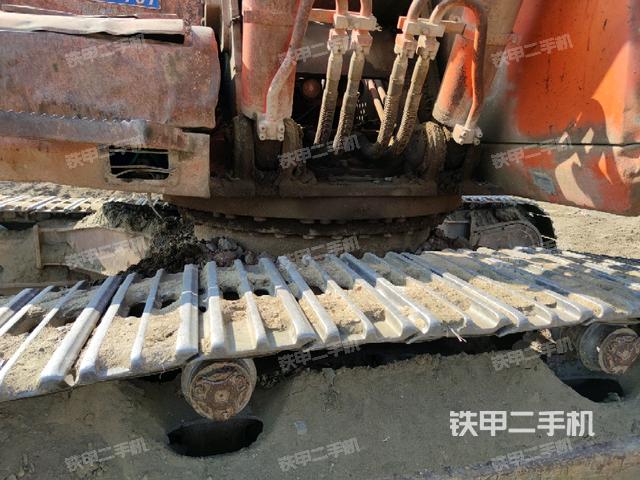 轉(zhuǎn)盤(pán)和下車架正前(工作和回轉(zhuǎn)裝置) 轉(zhuǎn)盤(pán)和下車架正前(工作和回轉(zhuǎn)裝置)