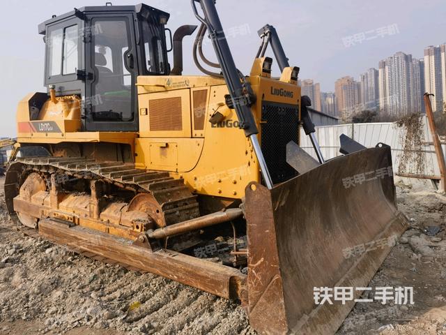右前45°(推土機(jī)整車外觀) 右前45°(推土機(jī)整車外觀)