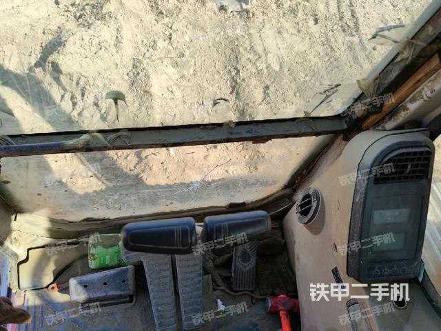 行走控制手柄和踏板?俯拍(駕駛室部分) 行走控制手柄和踏板?俯拍(駕駛室部分)