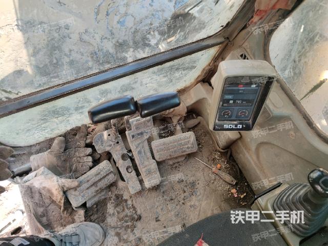 行走控制手柄和踏板?俯拍（駕駛室部分）