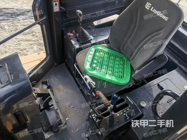 駕駛室內(nèi)部全景(推土機(jī)駕駛室) 駕駛室內(nèi)部全景(推土機(jī)駕駛室)