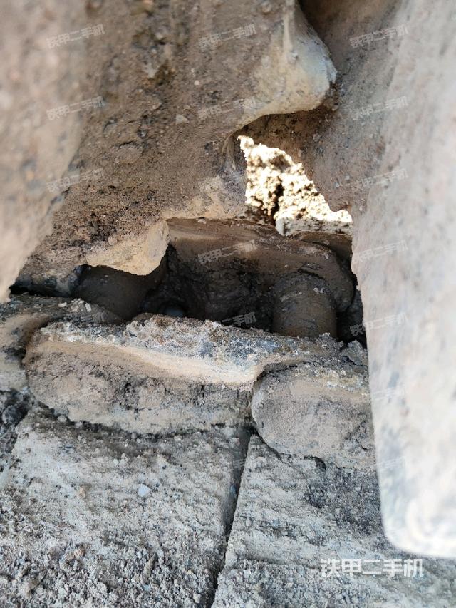 左驅(qū)動輪（行走機構(gòu)）