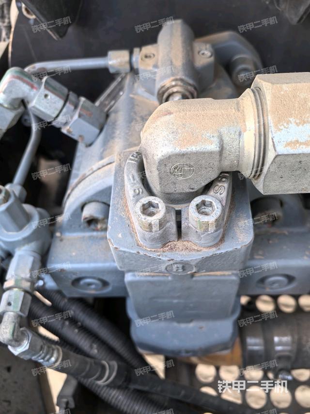 液壓泵艙室正面整體（整機外觀）