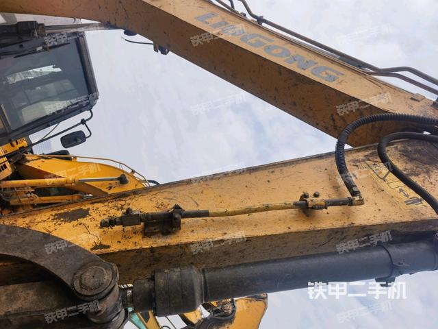 大臂油缸整體?豎拍(工作和回轉(zhuǎn)裝置) 大臂油缸整體?豎拍(工作和回轉(zhuǎn)裝置)