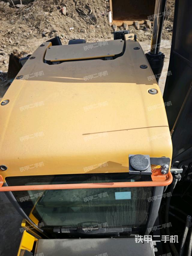 駕駛室頂部（整機外觀）