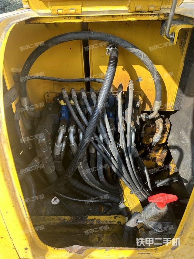 回转马达和主控阀（整机外观）