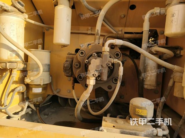 液壓泵艙室正面整體（整機外觀）