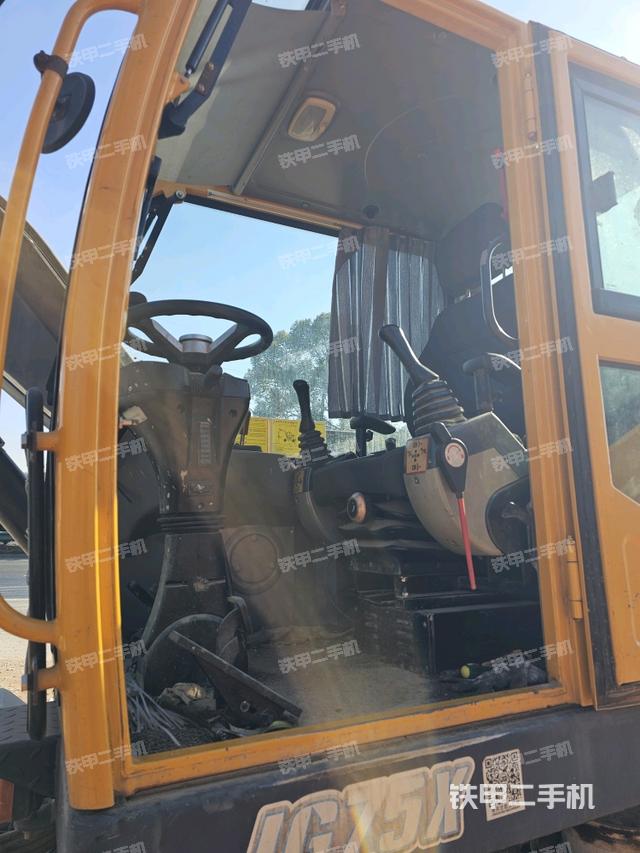 駕駛室整體(整機(jī)外觀) 駕駛室整體(整機(jī)外觀)