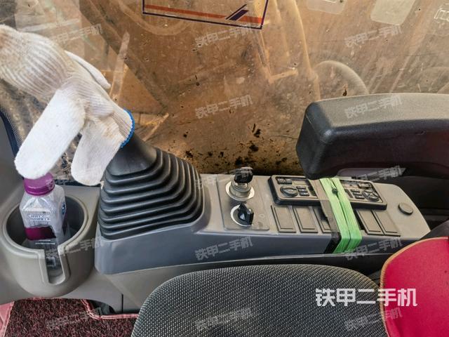 座椅右側(cè)控制臺/鑰匙門/油門/含右手柄(駕駛室部分) 座椅右側(cè)控制臺/鑰匙門/油門/含右手柄(駕駛室部分)