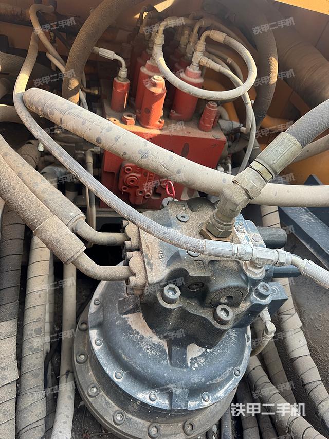 回转马达和主控阀（整机外观）