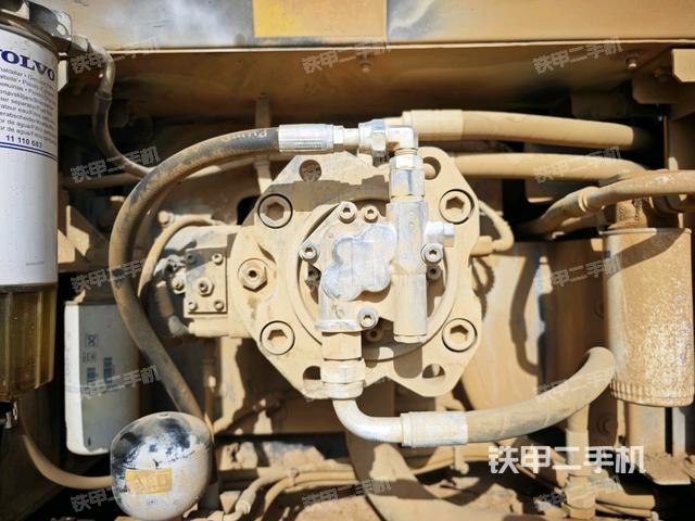 液壓泵艙室正面整體（整機外觀）