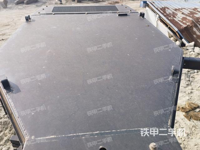 駕駛室外頂部全景(推土機(jī)駕駛室) 駕駛室外頂部全景(推土機(jī)駕駛室)