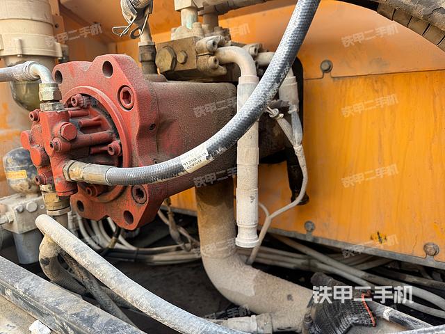 液压泵舱室正面整体（整机外观）