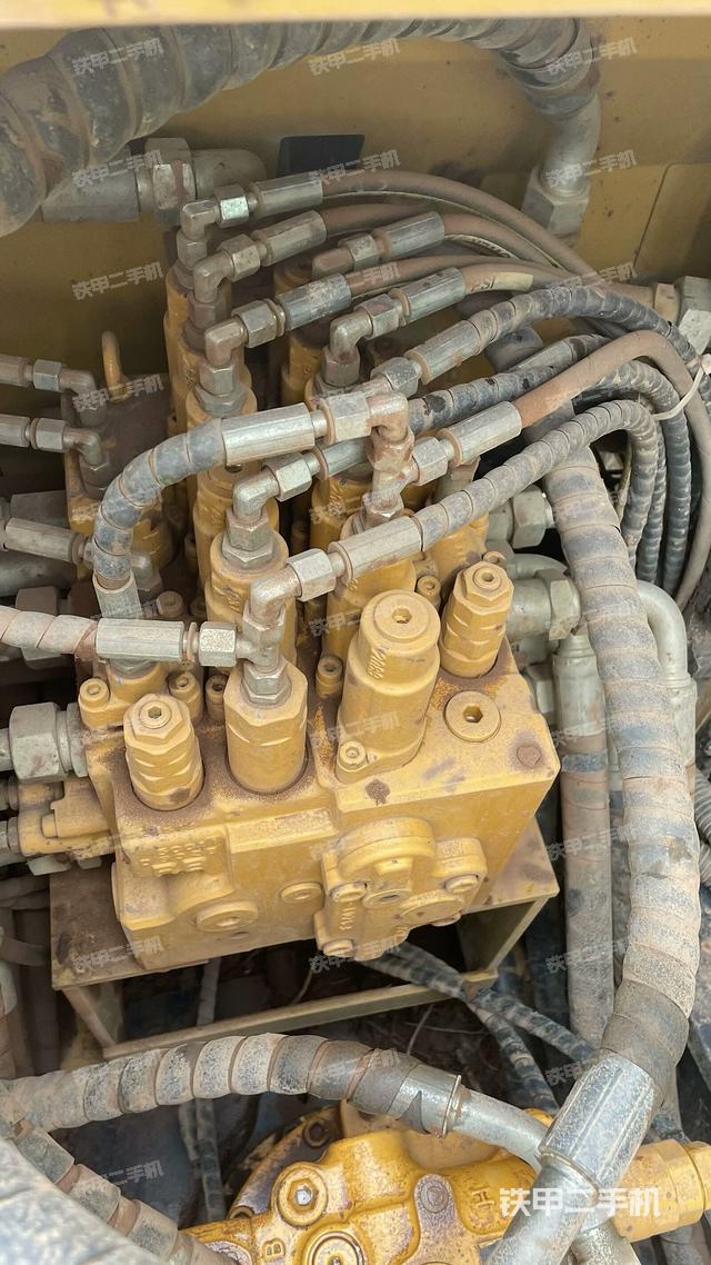 回轉(zhuǎn)馬達和主控閥（整機外觀）