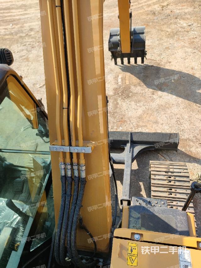 转盘和下车架正前(工作和回转装置) 转盘和下车架正前(工作和回转装置)