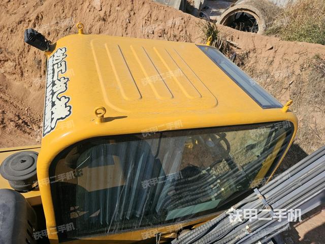 駕駛室頂部(整機(jī)外觀) 駕駛室頂部(整機(jī)外觀)