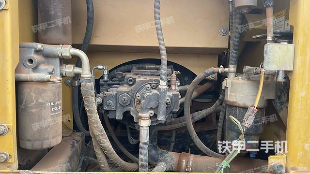 液壓泵艙室正面整體（整機外觀）