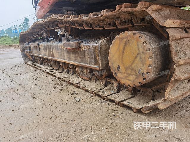 單側(cè)履帶整體(整機(jī)外觀) 單側(cè)履帶整體(整機(jī)外觀)