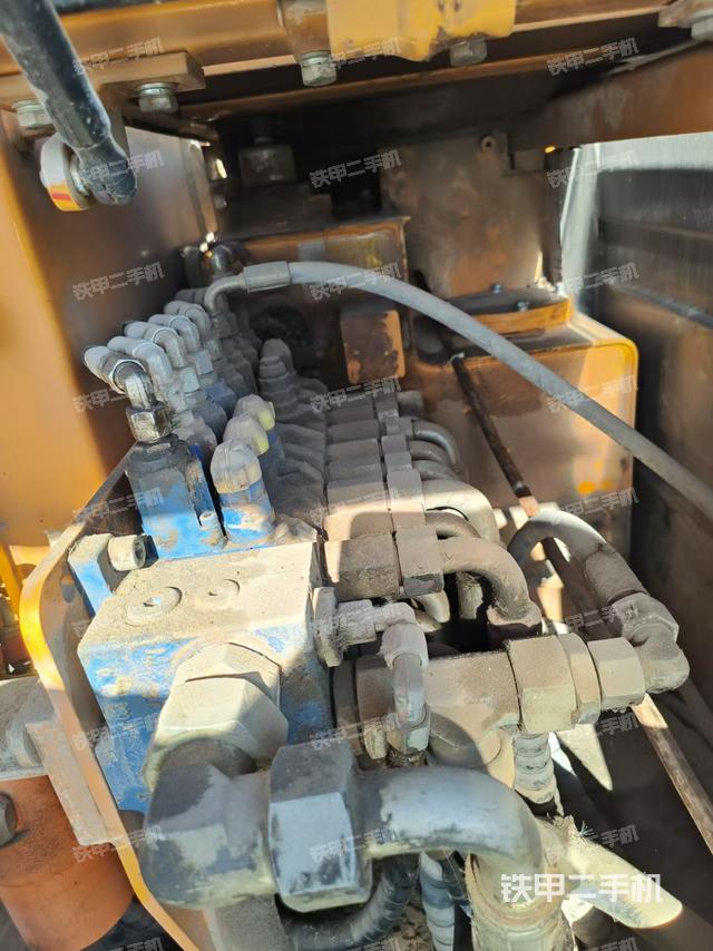 回轉(zhuǎn)馬達(dá)和主控閥（整機(jī)外觀）