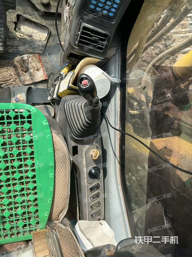 座椅右側控制臺/鑰匙門/油門/含右手柄（駕駛室部分）