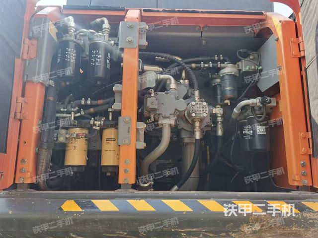 液压泵舱室正面整体（整机外观）