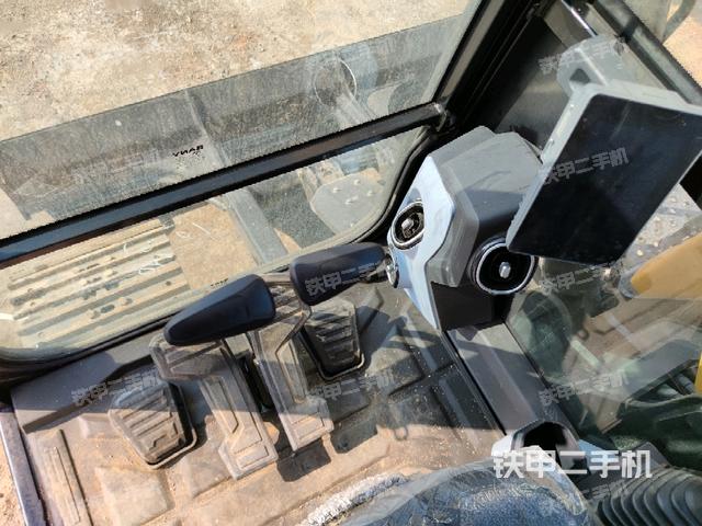 行走控制手柄和踏板 俯拍(驾驶室部分) 行走控制手柄和踏板 俯拍(驾驶室部分)