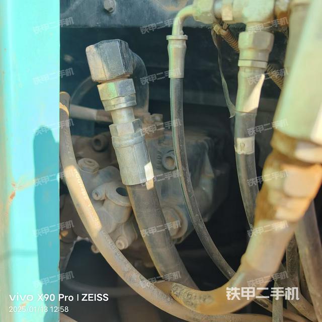 液压泵舱室正面整体（整机外观）