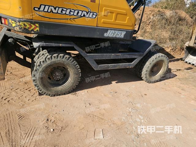 單側(cè)履帶整體(整機(jī)外觀) 單側(cè)履帶整體(整機(jī)外觀)