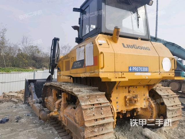 左后45°(推土機(jī)整車外觀) 左后45°(推土機(jī)整車外觀)